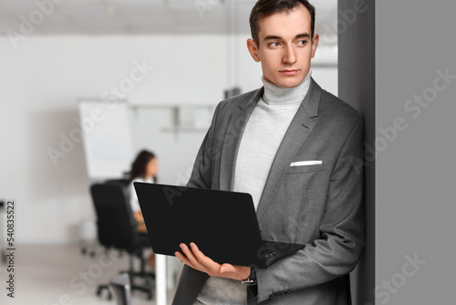 Young businessman with lapt...