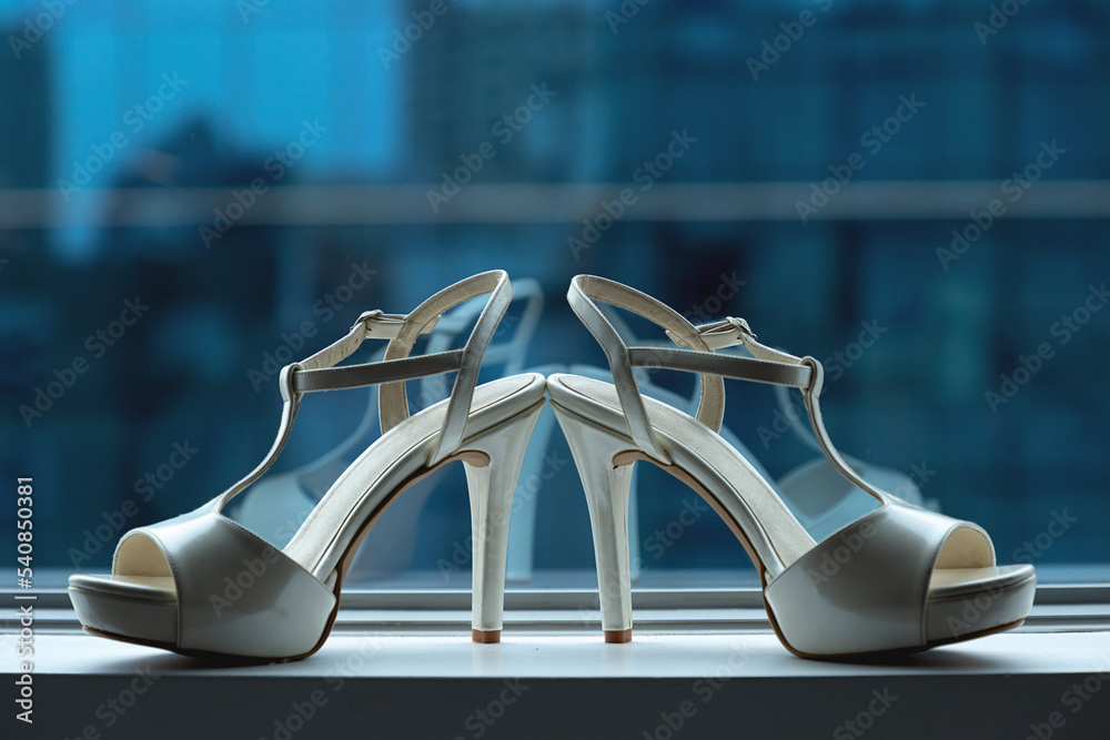 Detalle de zapatos de novia, tacones elegantes, concepto de reportaje de bodas. - obrazy, fototapety, plakaty 