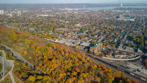 Foto Aerial View of Hamilton Ontario along with the Escarpment