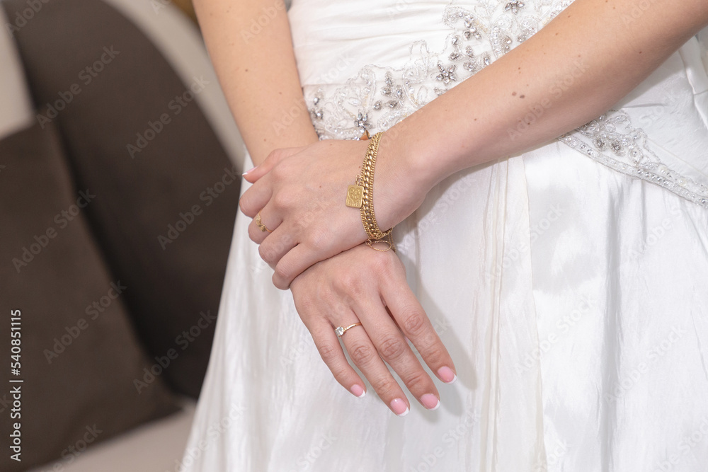 Detalle de anillos de boda en distintos fondos, novios intercambiando anillo, concepto de reportaje de bodas. Detalle de anillos de boda en distintos fondos, novios intercambiando anillo, concepto de reportaje de bodas.