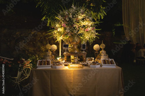 Detalles y decoración para bodas. Anillos y tarjetas, copas para brindar, meza de bocaditos, muñequitos de los novios. photo