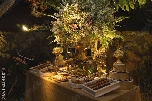 Detalles y decoración para bodas. Anillos y tarjetas, copas para brindar, meza de bocaditos, muñequitos de los novios. photo