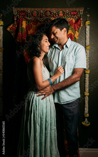 Fotografía A couple's portrait dressed traditional during Diwali