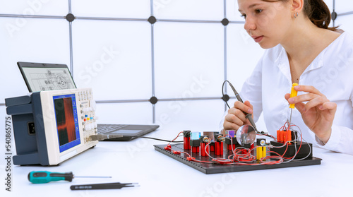 Slika na platnu young woman student is experimenting with a laser measurement system for the opt