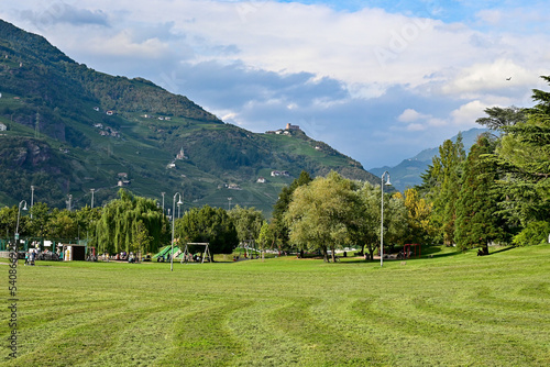 Parkanlage Talferwiesen Prati del Talvera mit Grünflächen und Blicka auf Schloss Ried, Bozen, Südtirol, Italien photo