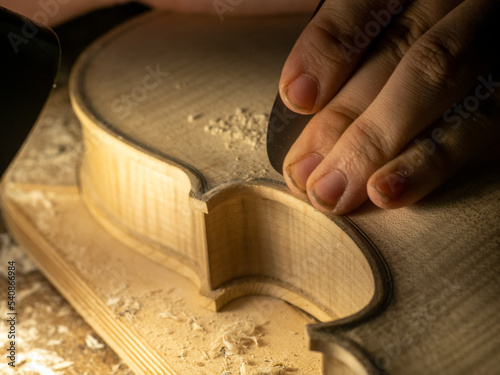 Obraz na plátně violin artisan maker hand smooth surfaces with scraper to desired plate thicknes