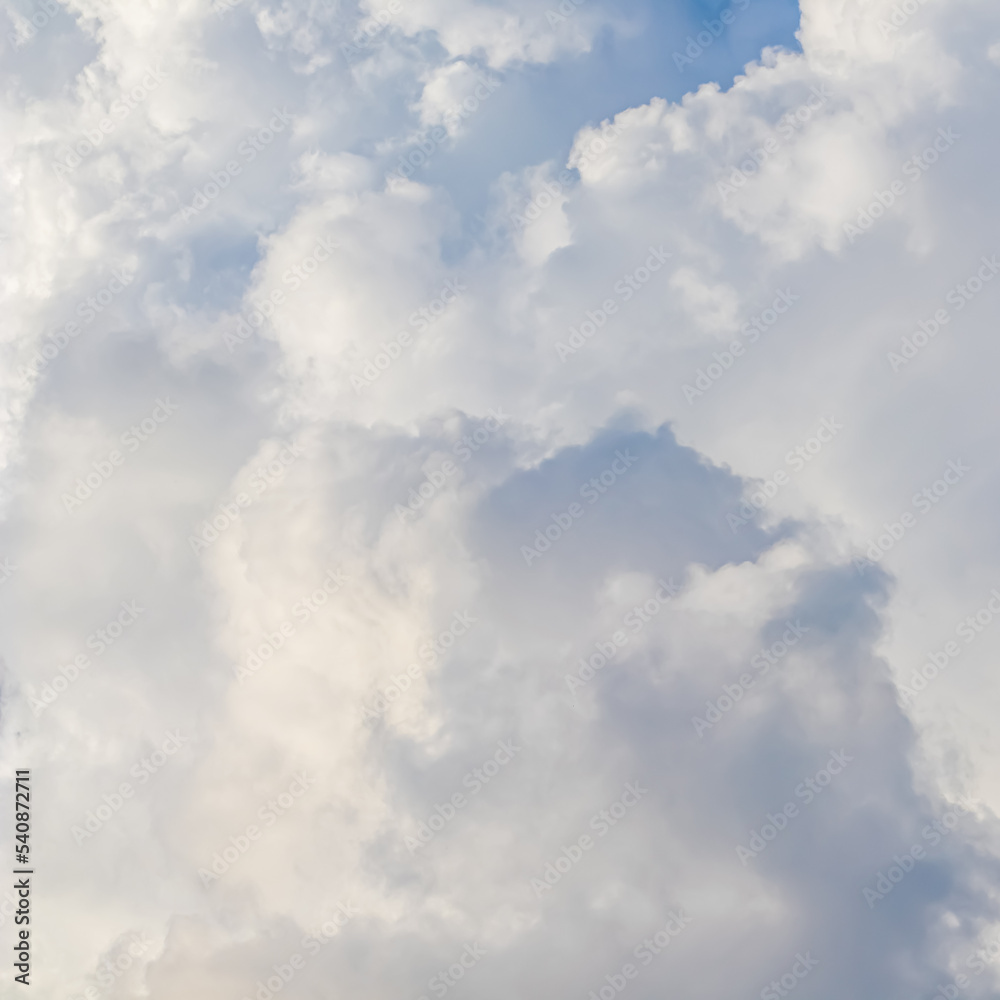 Obraz premium Cloudy sky background. Sunlight shining through white clouds.