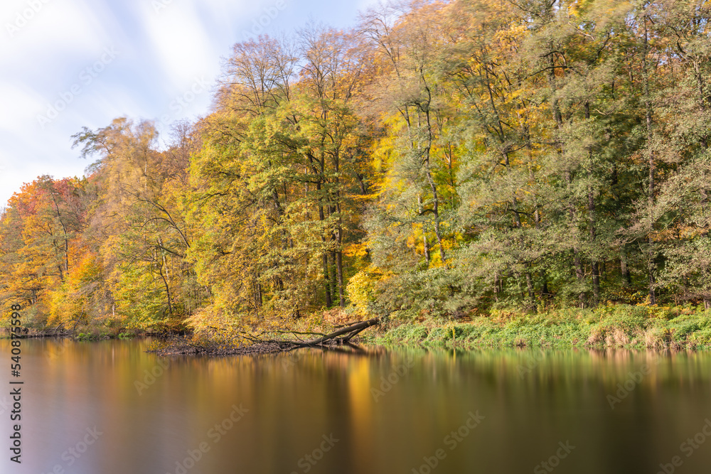 Flussufer im Herbst, Langzeitbelichtung