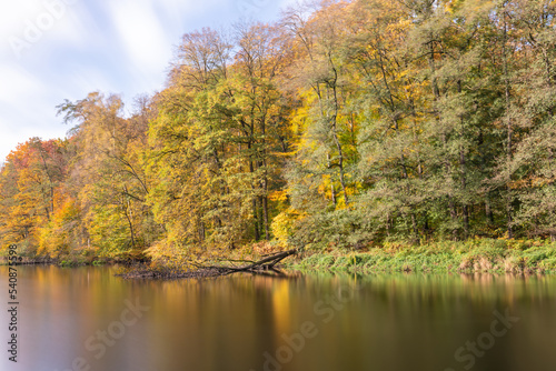 Flussufer im Herbst, Langzeitbelichtung