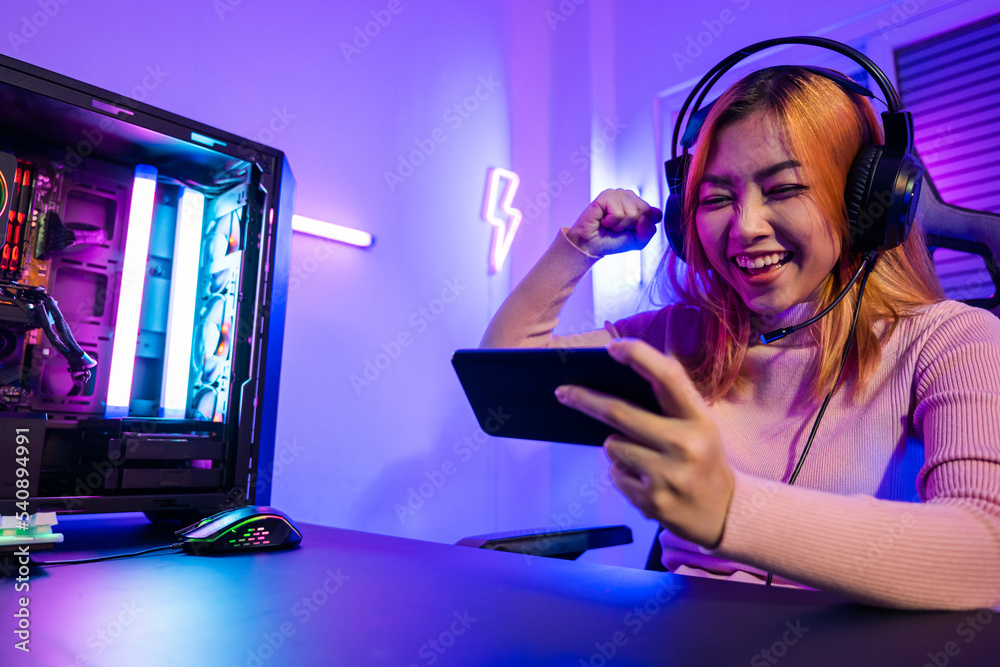 Jovem Mulher Usando Headphones De Jogos Pretende Fazer Jogar Jogos De  Transmissão Ao Vivo On-line Em Casa, Happy Gamer Empreitada Joga Torneio De  Jogos De Vídeo Online Com Luzes De Néon De