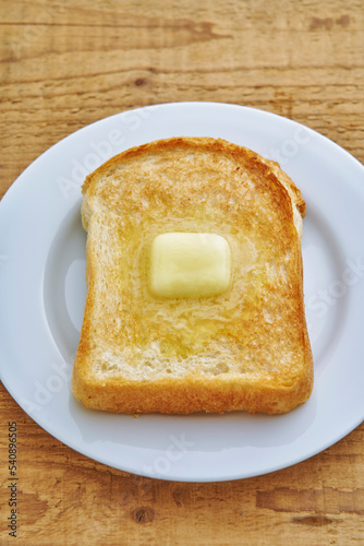 焼きたてのトーストにバター