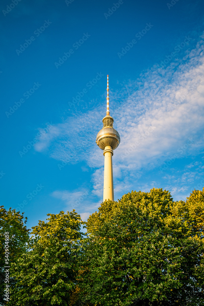 Naklejka premium Vertical shot of the television tower Berliner Fernsehturm in central Berlin, Germany