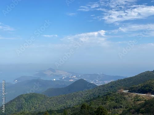 青い空と山