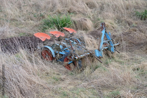 FU 2022-02-19 BeetFeld 1 Im trockenen hohen Gras steht ein technisches Gerät photo