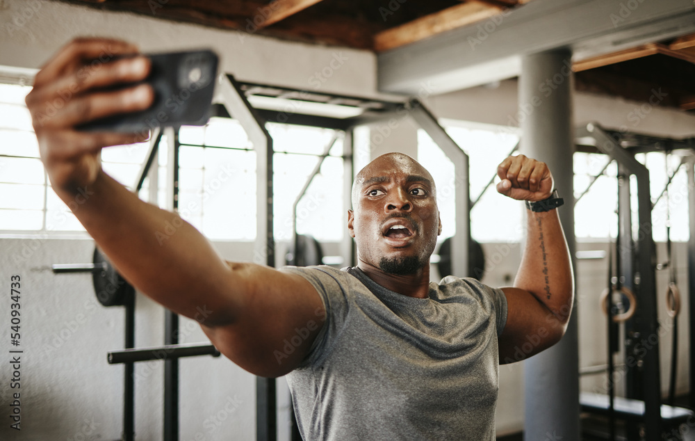 Foto Stock Gym selfie, smartphone and man flexing arm muscle for a post  gyming pump bodybuilding exercise for online social media. Black man,  fitness workout trainer and bodybuilder training for wellness health