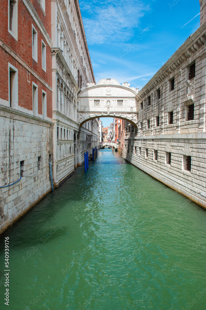 Obraz premium Bridge of Sighs over Rio Di Palazzo canal, romantic waterway for gondolas, Venice, Italy.