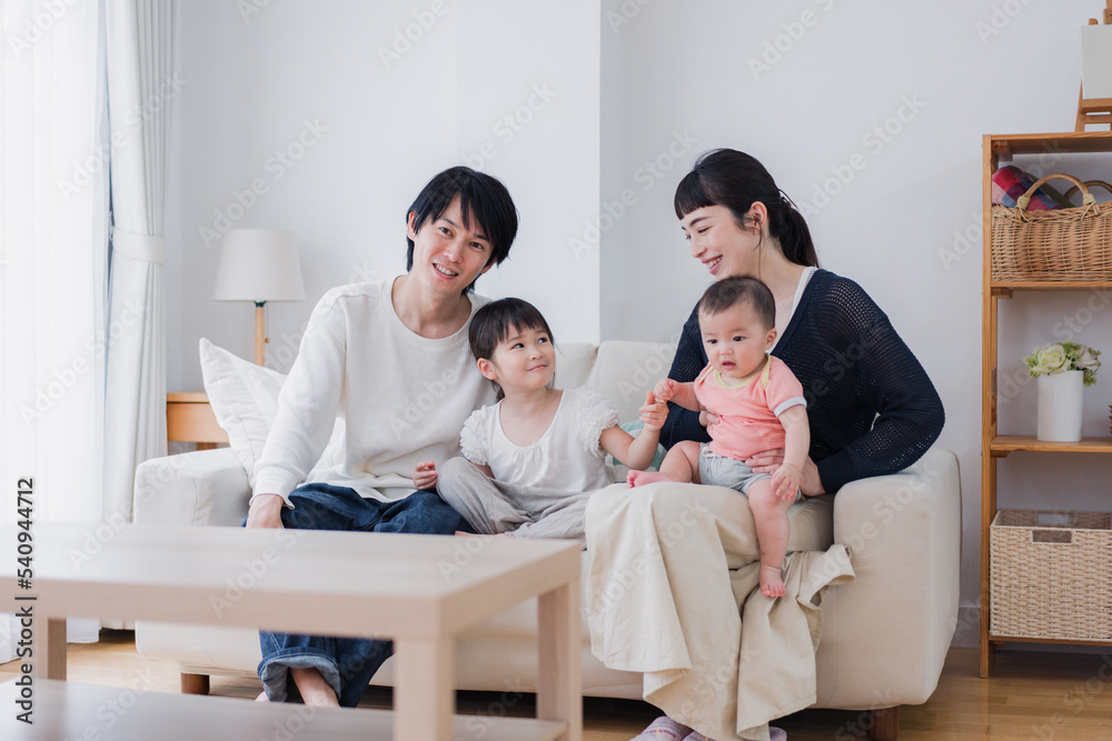 家族団らんの時間を過ごす家族 家族団らんの時間を過ごす家族