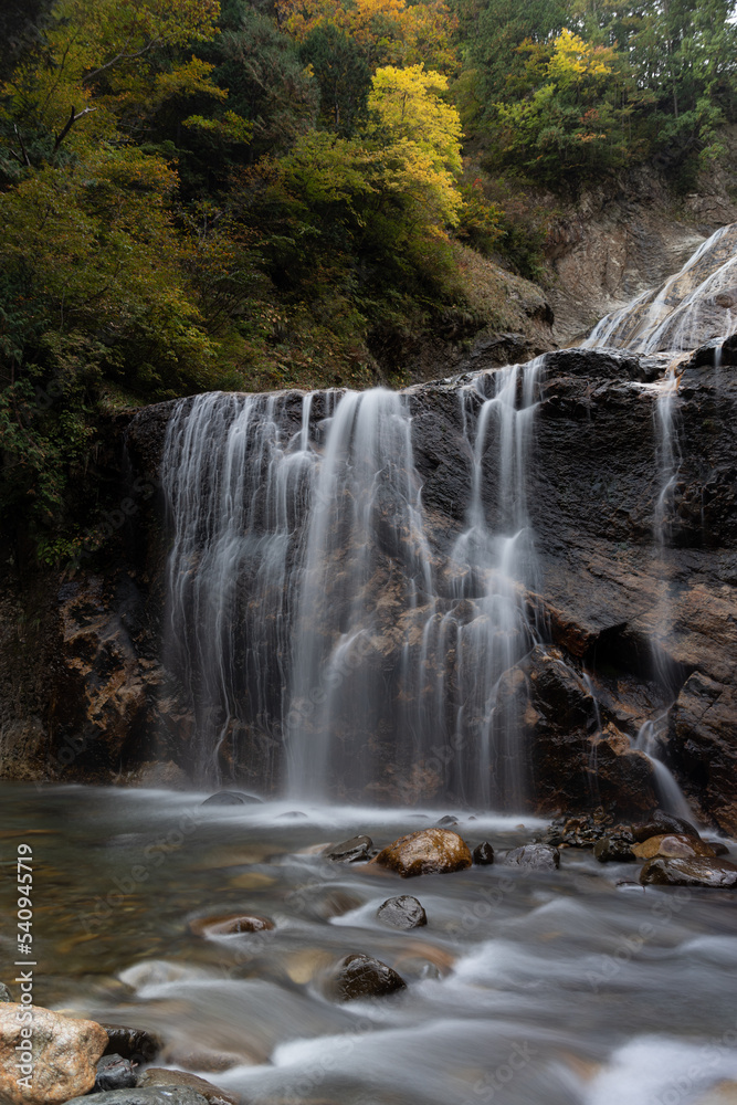 Obraz premium 美しい滝 姥ヶ滝