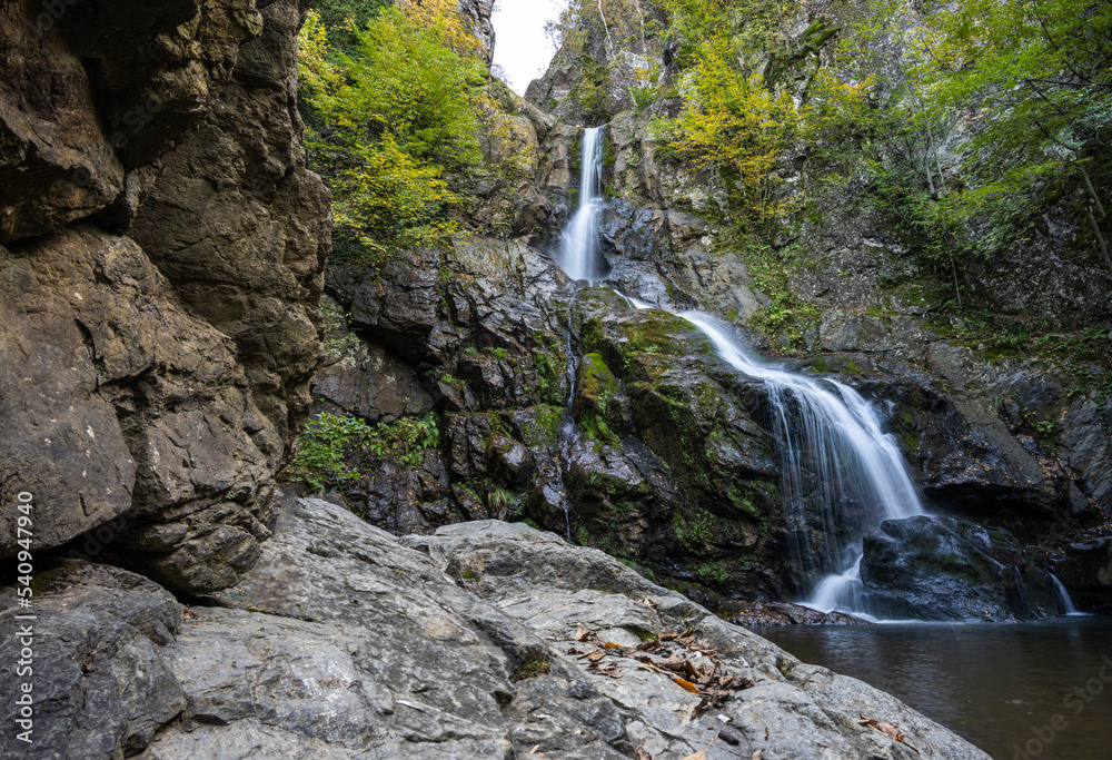 Obraz premium Autumn colors in stunning waterfall. Nature landscape in the the forest. October 2022 view in nature. Erikli waterfall, Yalova, Turkey.