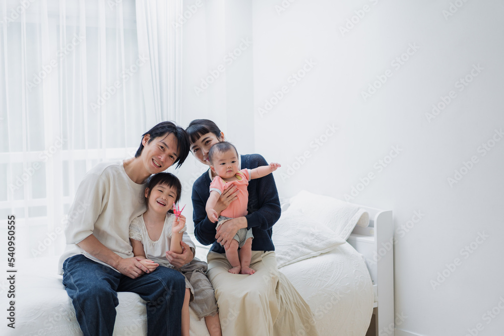 子どもたちと遊ぶファミリー