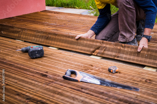 Pose de lame de bois exotique pour terrasse en bois