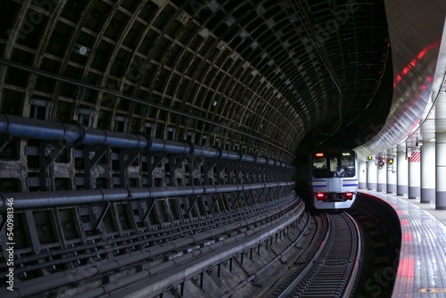 通勤電車 トンネルと横須賀線E217系電車 photo