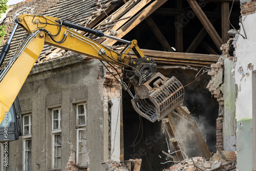 Ein Bagger bei Abrissarbeiten von einem Haus 