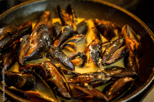 Plat de moules en sauce