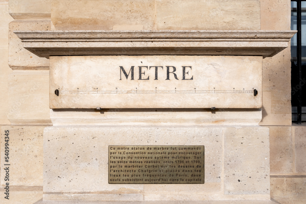 Mètre étalon officiel en marbre gravé, installé Place Vendôme à Paris pendant la révolution française pour introduire le système métrique en France - obrazy, fototapety, plakaty 