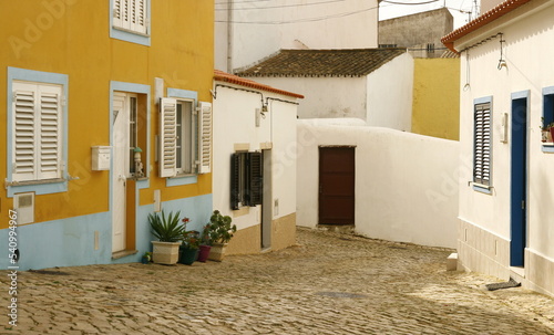 Vila Do Bispo est un village du Portugal situé dans le district de Faro et typique de la région de l'Algarve, avec ses rues étroites et ses maisons blanchies à la chaux photo