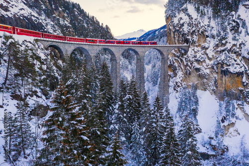 Bernina Express su Landwasser Viaduct, Filisur, Svizzera