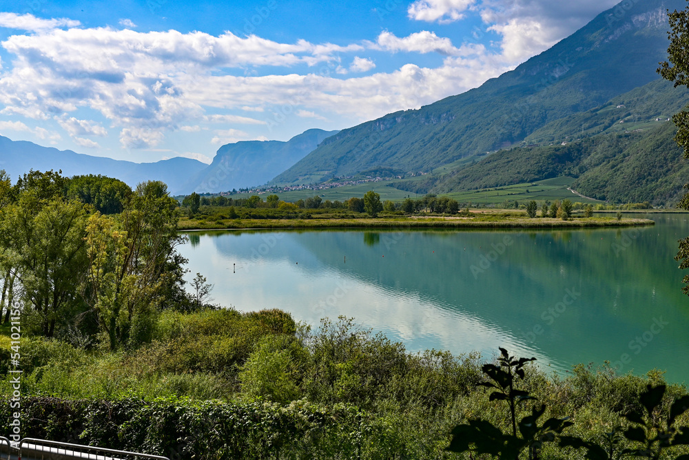 Panoramablick auf den Kalterer See / Lago di Caldaro, Kaltern, Provinz Bozen, Südtirol Italien im Sommer