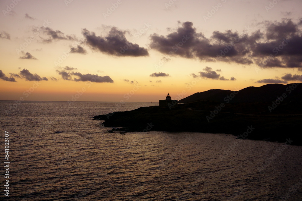 Magico amanecer en el faro Punta Arenella. Llançà. Costa Brava. Cataluña