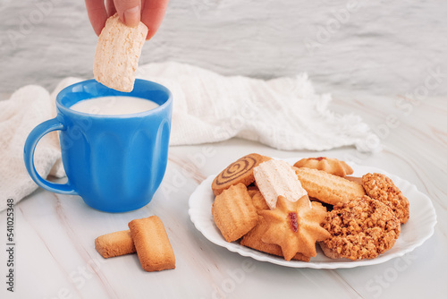 Deliciosos biscoitos caseiros. docinhos amanteigados. bolacha caseira. Biscoitos amanteigados feitos em casa.  photo