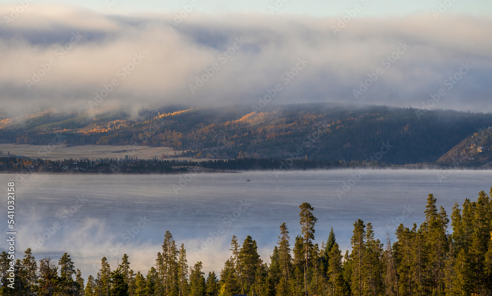 Fototapeta premium Beautiful Autumn Sunrise on Foggy Granby Lake in the Colorado Rocky Mountains