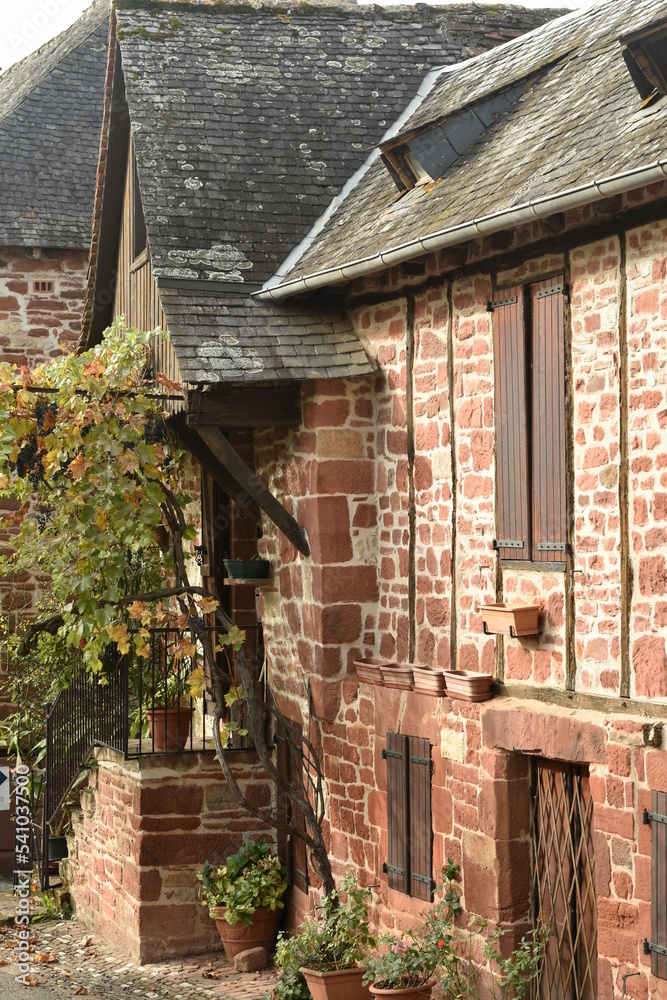 Façades typiques de maisons à Collonges la Rouge en Corrèze