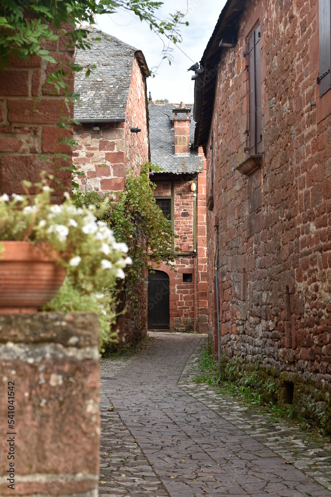 Une des rues du village médiéval de Collonges la Rouge en Corrèze