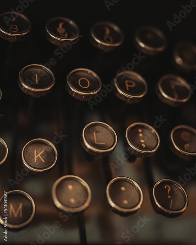 Foto Closeup of the vintage typewriter buttons, a vertical shot
