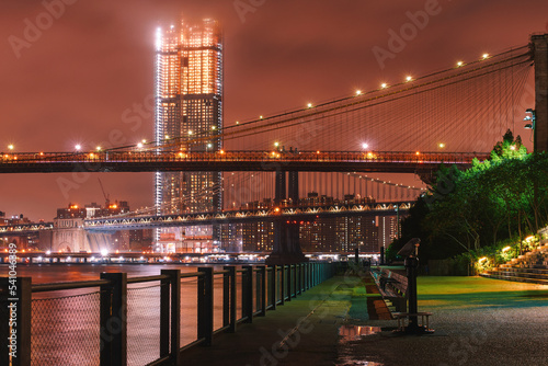 Obraz na płótnie Night view of Brooklyn Bridge and Lower Manhattan skyline from Brooklyn Bridge Park in New York City w salonie