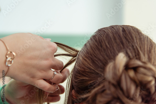 Fototapeta Coiffure - Une coiffeuse coiffe une femme