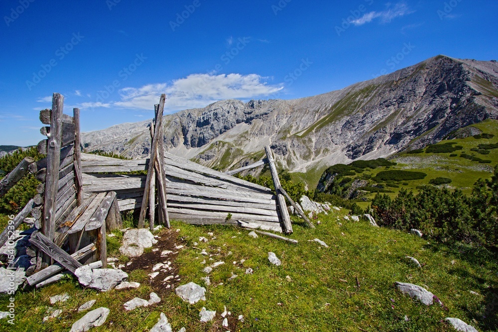Φωτογραφία The remains of a mountain hut with peaks Schrocken and Pyhrner Kampl at Totes Ge