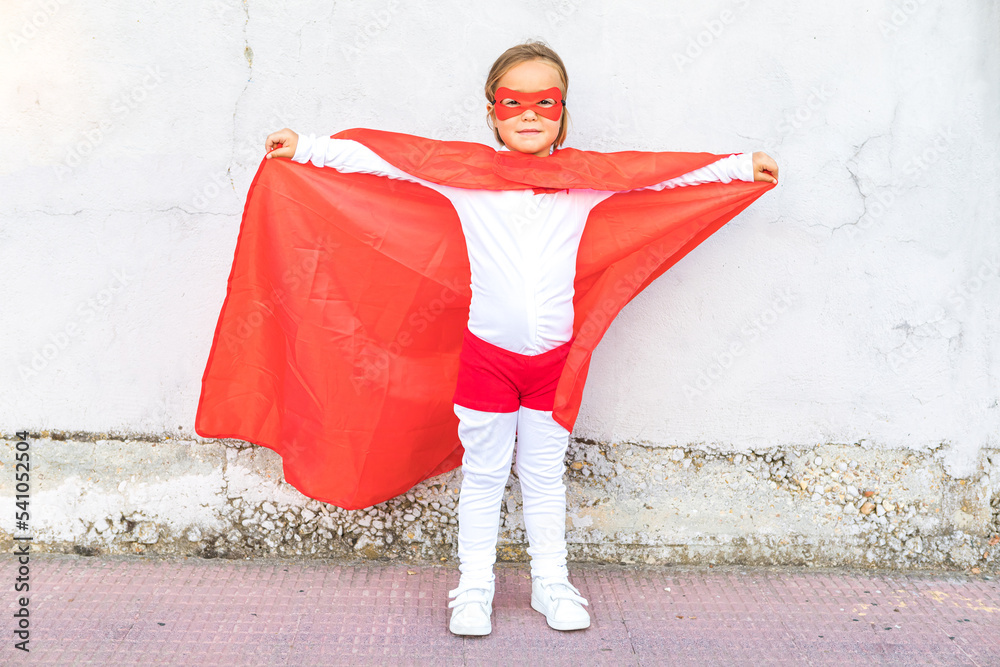 © ADDICTIVE STOCK - Adorable little girl in superhero outfit © ADDICTIVE STOCK - Adorable little girl in superhero outfit