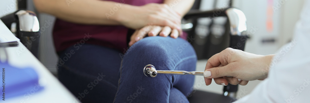 Ταπετσαρία Doctor neurologist checking knee reflexes of female patient with percussion hamm