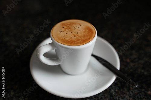Photo Closeup of an espresso coffee on a black table