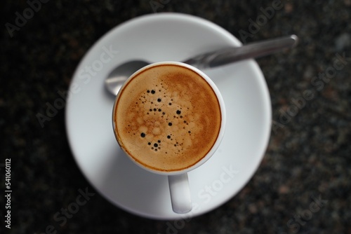 Photo Closeup of an espresso coffee on a black table