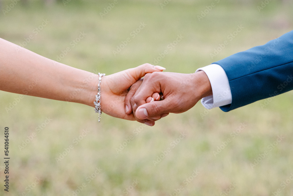 Novio y novia tomándose de las manos Novio y novia tomándose de las manos