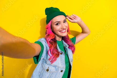Foto Photo of dreamy adorable girl dressed denim vest recording self video smiling is