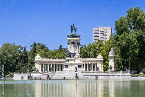 Fotobehang Monument to Alfonso XII, colonnade and Great Pond in El Retiro Park, Madrid, Spa