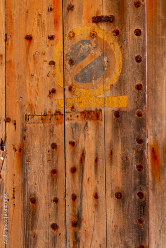 Señal  de Vado en puerta de madera. photo