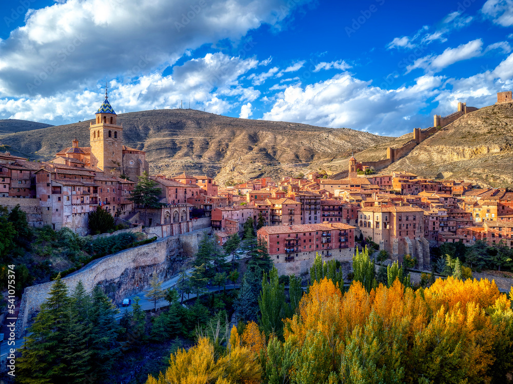 Fototapeta premium Views of Albarracin with its cathedral in the foreground.